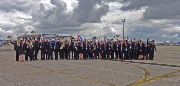 L'OHVI devant les Alphajets de la Patrouille de France.